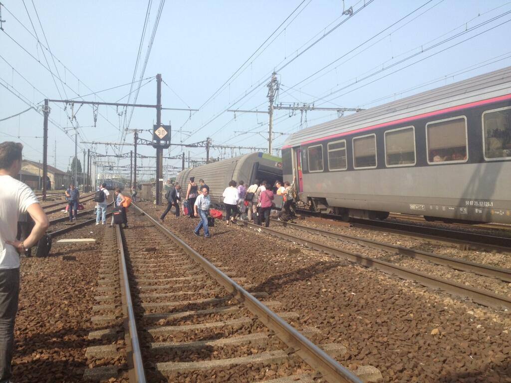 Un tren descarrila cerca de París dejando víctimas mortales